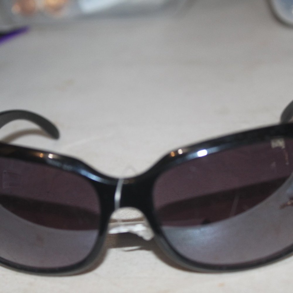 Woman's Black Collegiate Stamped Gator Sunglasses